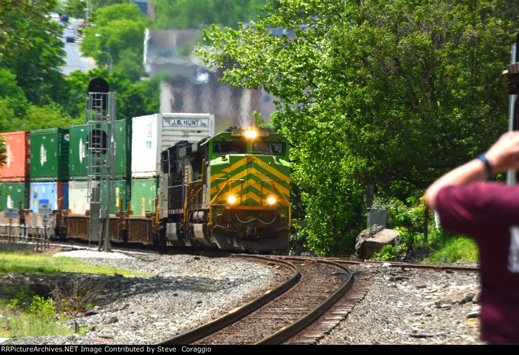 Third 70-300m telephoto lens shot of NS 28X NS 1072 leading